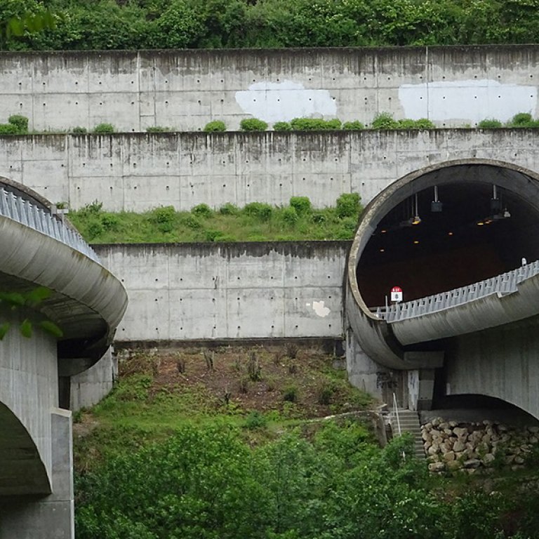 Uriol and Petit Brion tunnels, Isère, Francia 